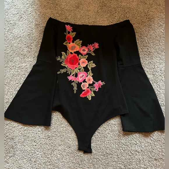 Design lab bodysuit black embroidered flowers off the shoulder SMALL - Picture 1 of 3